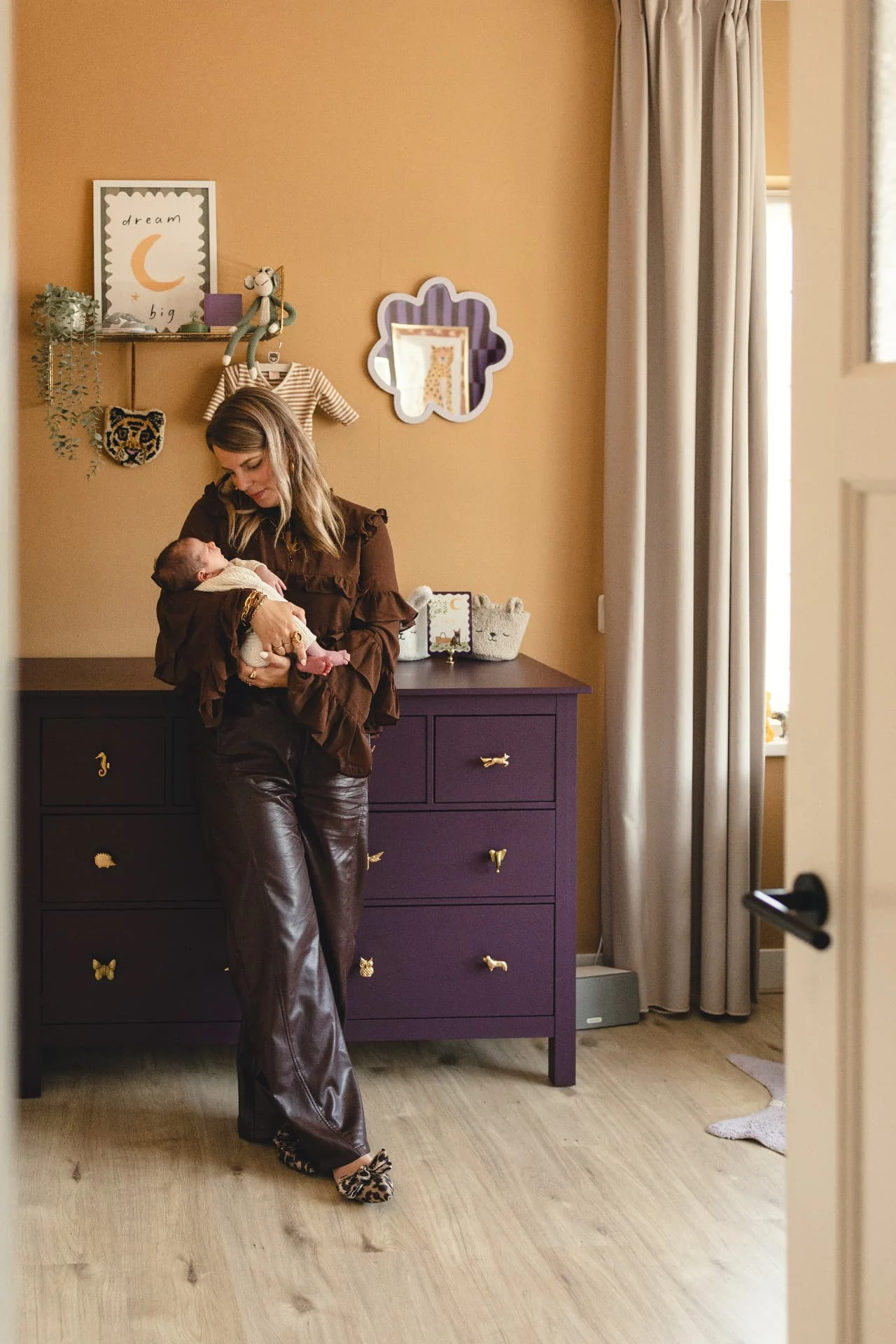 Newbornfotografie met moeder en baby